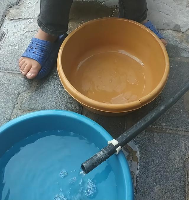 炸弹摧毁房子	，饥饿掐住命根，加沙人的生活远比死亡更加残酷