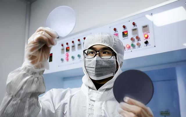 中国光刻机再突破！哈工大扛大旗，中芯国际“赢麻”了