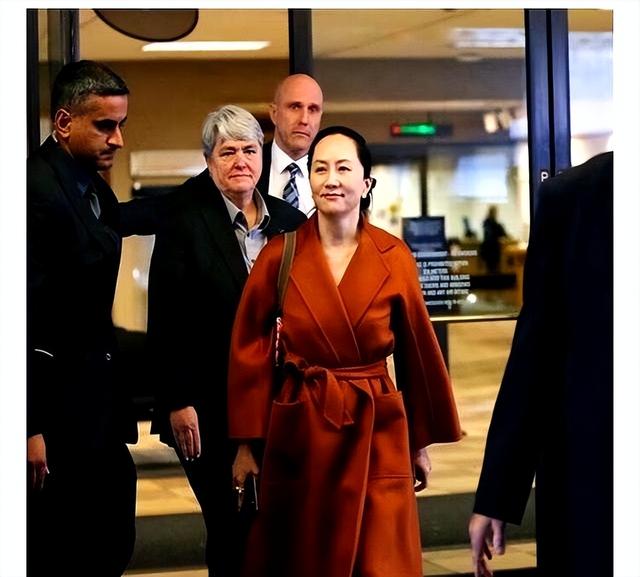 看了孟晚舟的穿搭，我悟了：大衣不配丝袜、靴子，才更高级又显贵