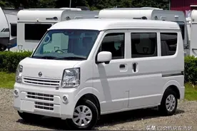 日产NV100微型面包露营车，排量小仅0.66升，座椅上面配折叠床图片