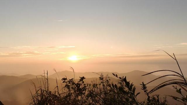 杭州11岁小学生回东阳看外婆，东白山露营看日出，想不到凌晨山顶这么多人！