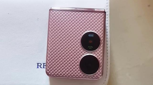 另类的国产折叠屏手机，双摄和副屏设计齐全，打开是传统翻盖机