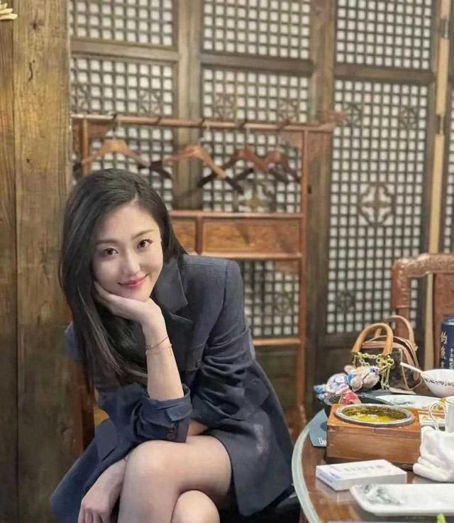 大环境下生活不易主持人齐彤彤吃饭也要穿黑丝拍照擦边