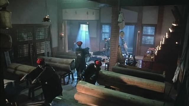 重庆南山有一座荒废庄院，曾是停放棺材的地方，胆小的人不敢靠近