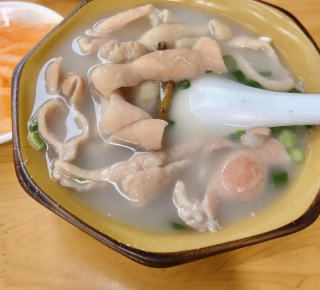 全网围观“杀猪宴”！高铁1.5h直达爆火古城，不止有刨猪汤！美食古早，均价10元吃到撑！