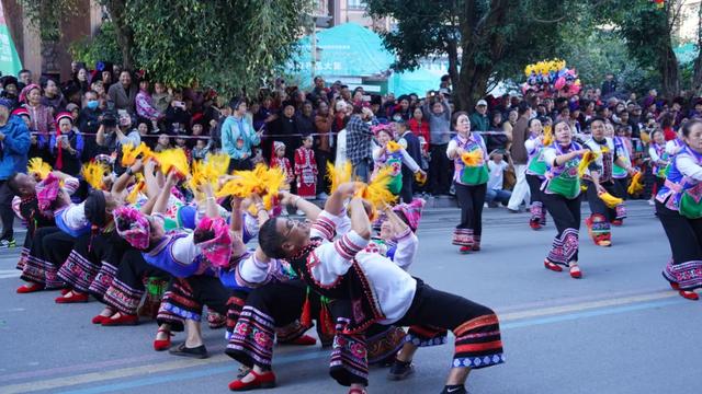 绿春长街古宴：千年哈尼风情破圈，铸就民族团结与文旅发展盛宴