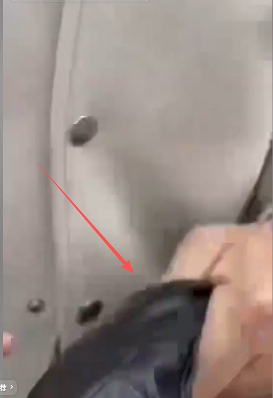 女子偶遇老公陪小三产检，薅其头发泄愤，老公身份被扒，网友气炸