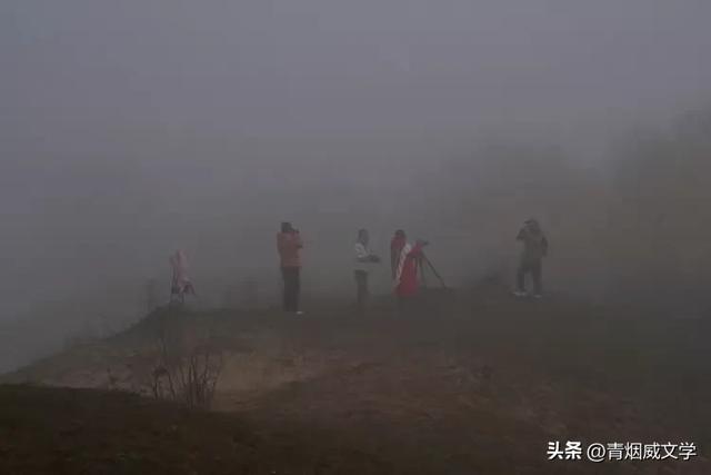 雾锁红泉谷