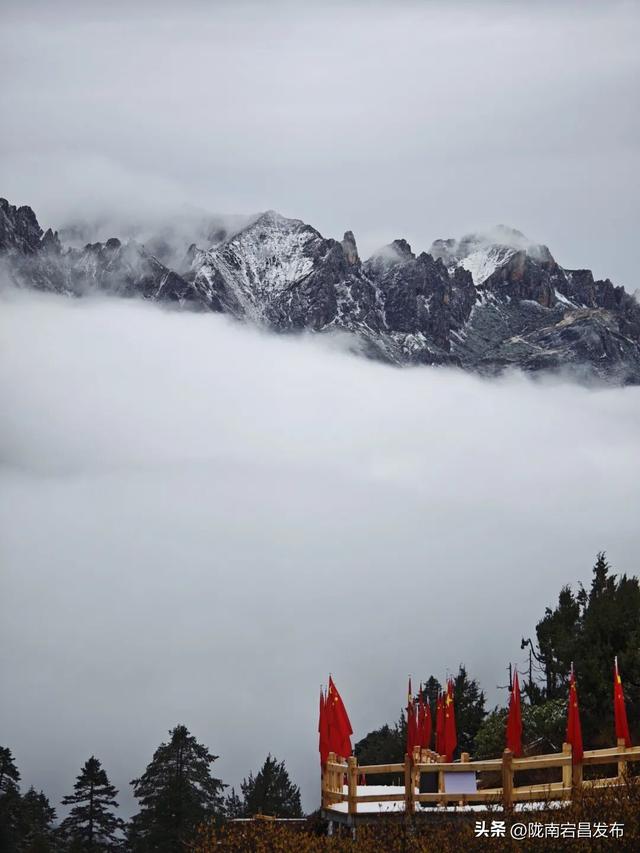 雷古山初雪：云端之上的冰雪絮语