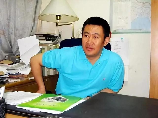 退休6个月还没享福就去世，一辈子无儿无女，他比罗京更令人惋惜 第2张