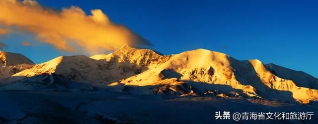 青海的冬天有多美?风裹着雪吻过河流,阳光在雪山尖写满温柔