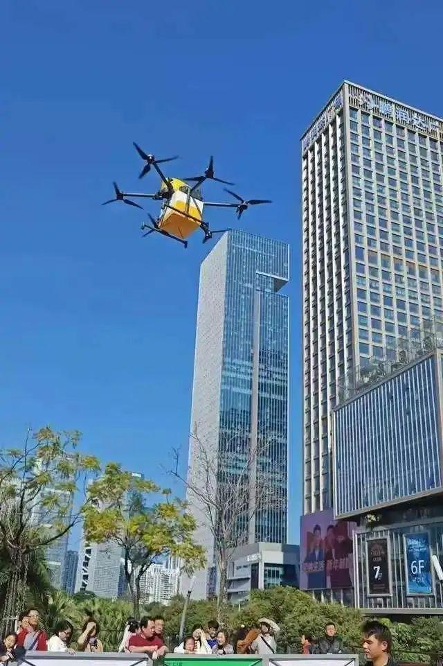 深圳机器人警察火了！陪大爷聊半小时，大爷：比我儿子还听话
