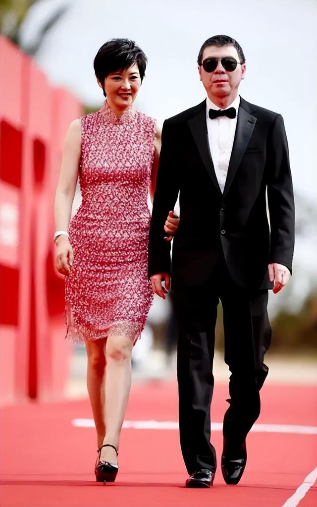 和徐帆离婚传闻真相大白仅2个月，冯小刚近况曝出，一点都不意外