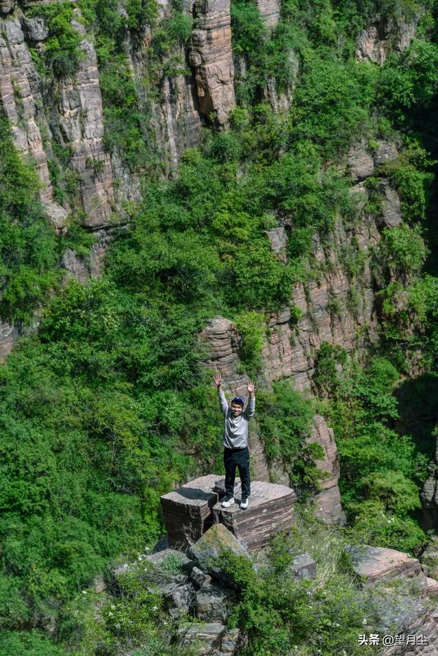 《太行山徒步记：从西走到南》免费的挂壁公路，悠悠然的崖边行走