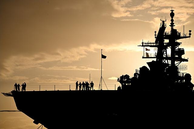 断粮式封锁！特朗普重兵围堵委内瑞拉，逼其归还“被盗石油”