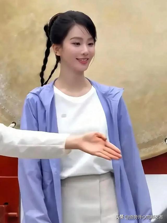 不怪吴奇隆非要把她娶回家，真人巨漂亮啊。