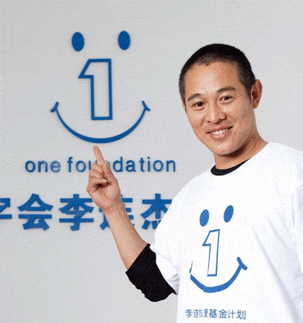 62岁李连杰手术报平安，病床上戴天价佛珠！向太透露他割了个肉瘤