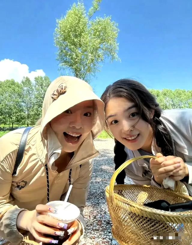 张含韵旁边这个美女看着好眼熟，就是叫不出名字来 ​​​