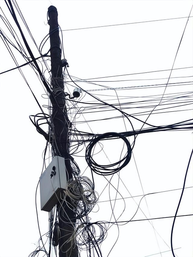 俄乌战争无人机光纤密如蛛网，无人机为什么会用光纤？