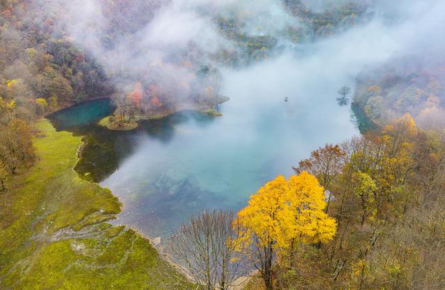 四川石棉县拖乌山：初冬时节的多彩绝唱