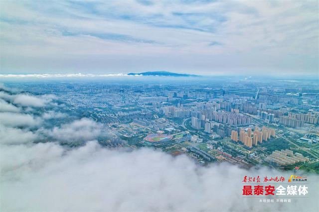 雨后云海漫城郭 半是仙境半是城