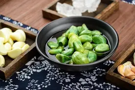 腌腊八蒜，不要直接加醋泡，牢记3要3不要，2天就变绿，爽脆可口图片