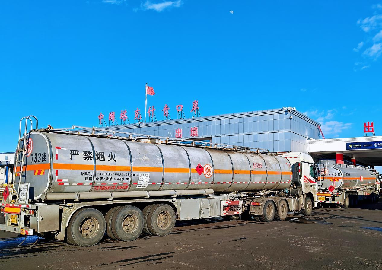 中国高价进口大量原油,却低价出口成品油,为何要赔本赚吆喝?(图15) 中国高价进口大量原油,却低价出口成品油,为何要赔本赚吆喝?(图15)