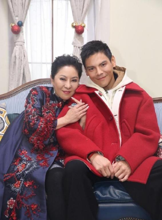 窦骁不忍了！何超莲4字回应婚变成笑话？向太怂了，连夜删文表态