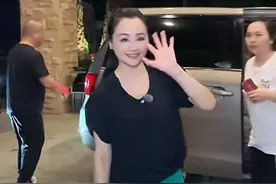 曹颖上班穿搭：T袖+短裙+黑靴，腿又细又长，50岁少女感满满图片