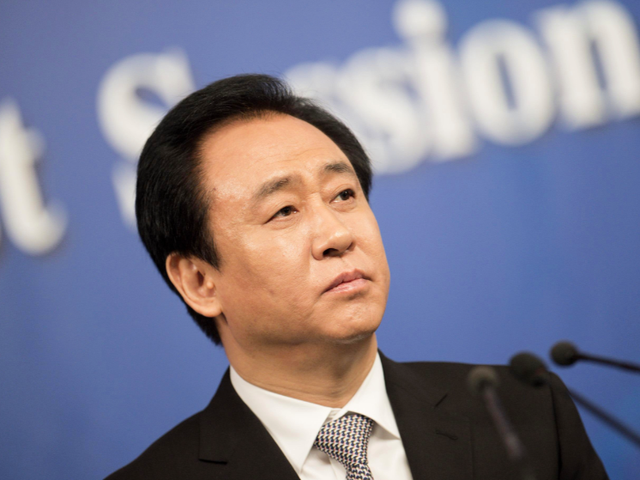 这下麻烦大了！短短3个月，许家印再迎5大噩耗，王健林的话应验了