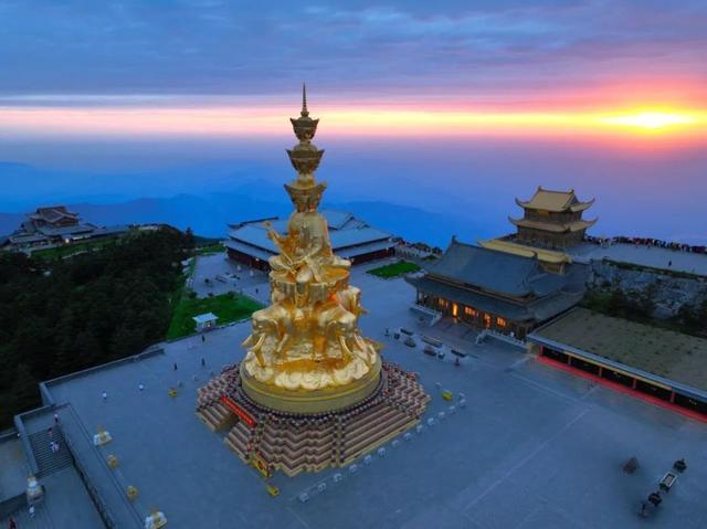 入伏后的峨眉山，在云卷云舒中等你来