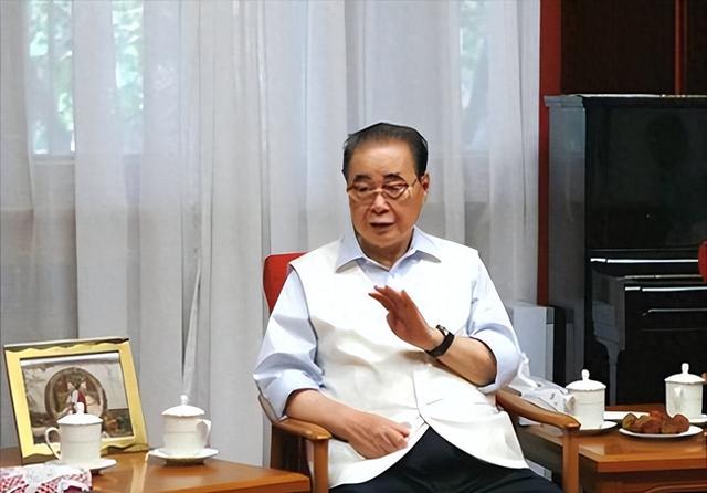 原国务院总理李鹏坦言：外界传闻我是周总理养子的说法，并不确切