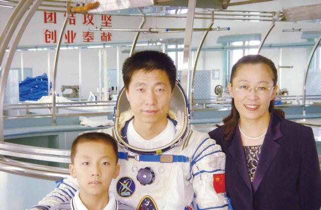 杨利伟夫人温柔美丽，被婆婆一眼看中，为丈夫放弃工作毅然随军！