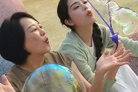 “妈，我回来了”！她不记得母亲节，你回家的日子就是母亲节图片