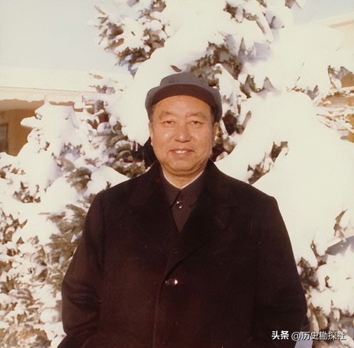 1961年，华国锋一家六口的合影，40岁的他长相周正，妻子端庄贤惠