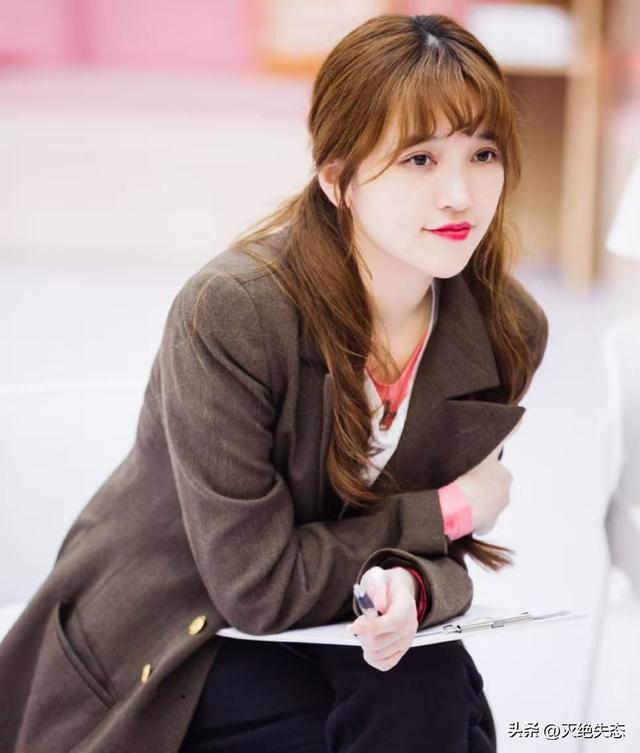 落毛凤凰不如鸡？42岁著名歌手江苏走穴	，宾客只顾吃席没人搭理