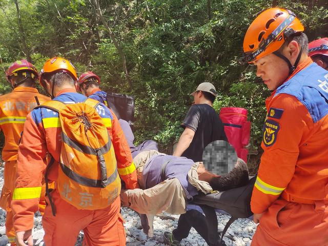 年轻妈妈携带2岁儿子爬雪山跨年受困，被发现时孩子已经失温