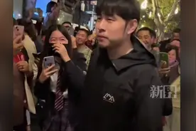 上海周杰伦演出会场外，男子因长相神似周杰伦被歌迷围观图片