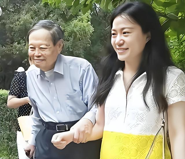 杨振宁追悼会确定	，生前状态曝光，意外摔跤住院，翁帆或早有预料