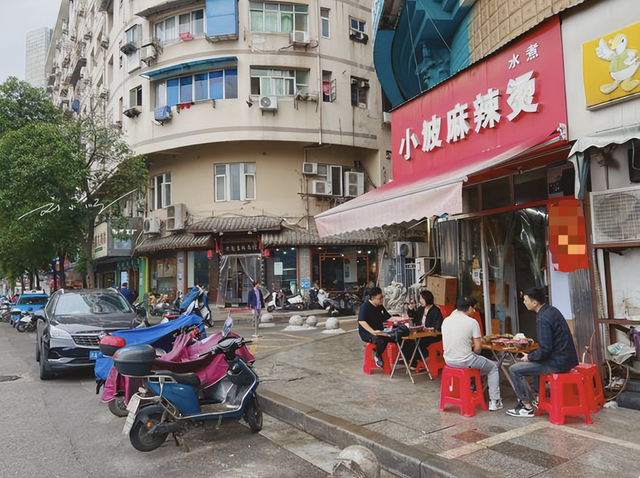 打卡南昌老字号水煮店，游客却懵了：这和麻辣烫究竟有啥不一样？