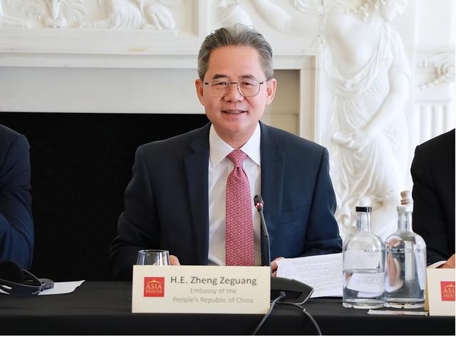 对中国有戒心？斯塔默专机落地神情紧张，随身携带的设备不简单