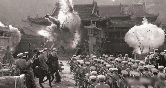 此人官至总司令，将女兵霸占，还点名要宋美龄，最终被活埋黄河边