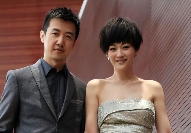 梅婷垫脚、李小冉挡灾，56岁鄢颇娶小15岁娇妻，值吗？