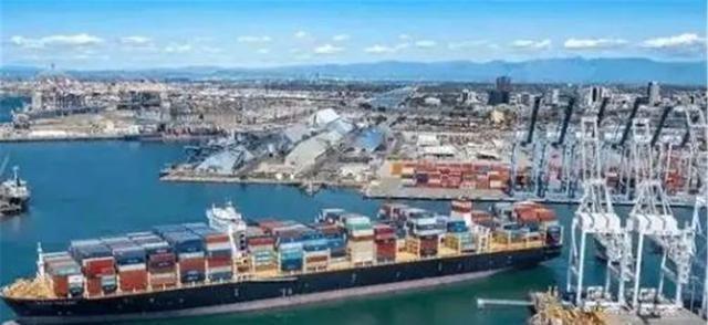 爱国还是卖国？沉默4个月后	，李嘉诚终究怕了，对内地发特殊邀请