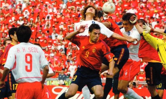 2002年世界杯，韩国队连黑意大利西班牙！诠释了何为韩国体育精神