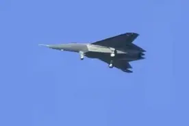 歼50高清照曝光：全动翼尖设计独一无二，专门设计的6代舰载机？图片