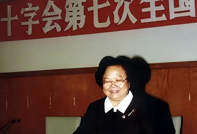 “坚持计划生育一百年不动摇”的彭佩云去世，她父亲的人生更传奇