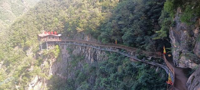两山相对出，孤峰绕白云
