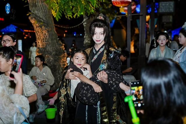 泼水捞鱼泡泡战！南浔古镇“嬉水节”清凉开幕，嗨翻夏夜！