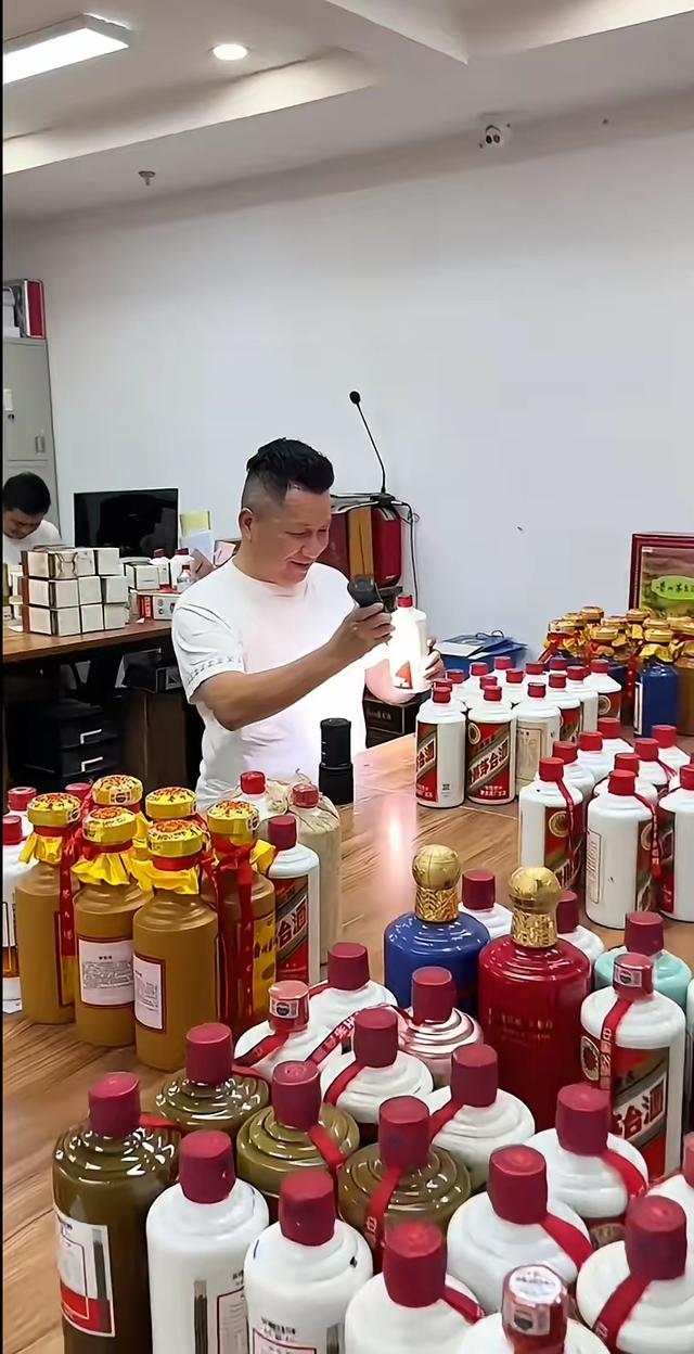 谁能想到，前两年还在酒圈风光无限的“茅台哥”，会栽在自己身上